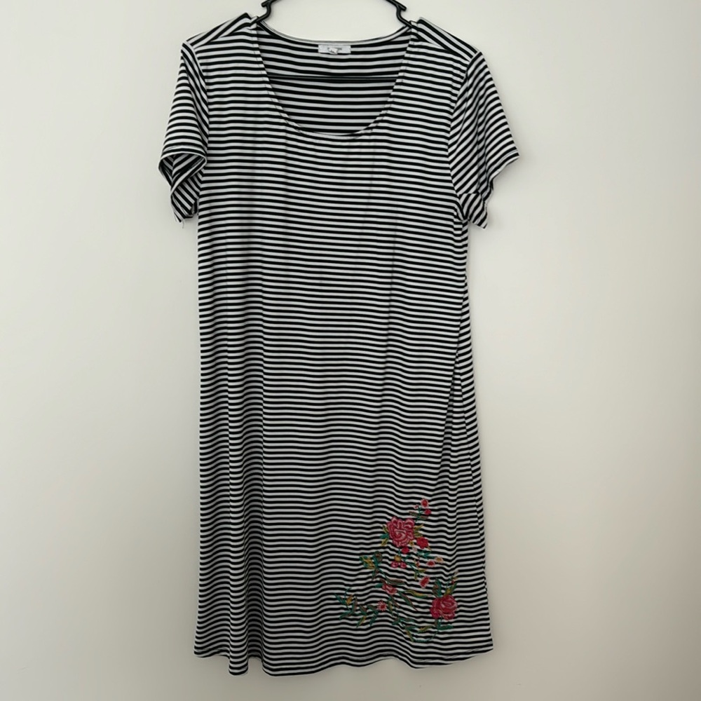Striped mid dress with embroidered flowers 
Maurices Medium
Stretchy